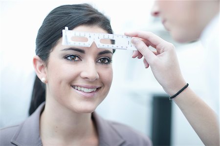 simsearch:649-07063781,k - Close up of optician testing patient in eye clinic Photographie de stock - Premium Libres de Droits, Code: 649-07063782