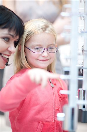 store clerk customer - Young girl pointing to eyeglasses Foto de stock - Sin royalties Premium, Código: 649-07063792