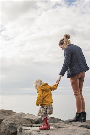 pfütze - Mother and toddler walking on harbor wall Stockbilder - Premium RF Lizenzfrei, Bildnummer: 649-07063827