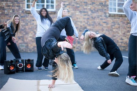 simsearch:649-08543004,k - Blond girl breakdancing in playground Fotografie stock - Premium Royalty-Free, Codice: 649-07063838