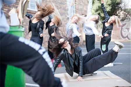 simsearch:649-06844686,k - Group of girls breakdancing in carpark Photographie de stock - Premium Libres de Droits, Code: 649-07063840