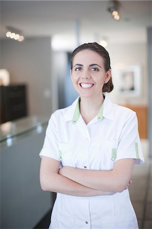 recepción - Portrait of young female nurse standing in reception Foto de stock - Sin royalties Premium, Código: 649-07063863