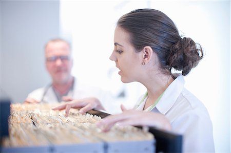 Nurse looking through hospital index cards Foto de stock - Sin royalties Premium, Código: 649-07063873