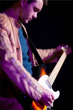 Close up of man playing guitar Photographie de stock - Premium Libres de Droits, Code: 649-07063885