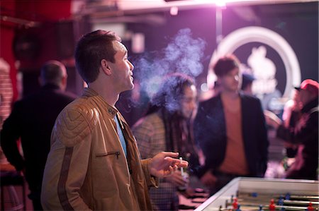 Man smoking cigarette in bar Stockbilder - Premium RF Lizenzfrei, Bildnummer: 649-07063888