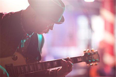 simsearch:614-03080784,k - Close up mature man playing guitar on stage Foto de stock - Sin royalties Premium, Código: 649-07063890