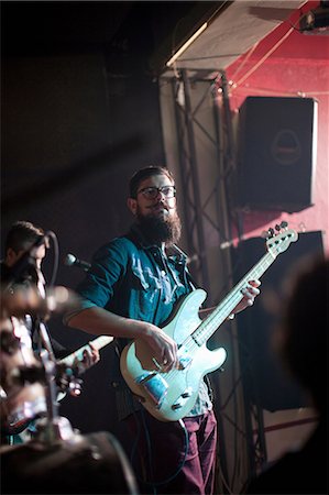 stadium - Men playing guitars on stage in club Stockbilder - Premium RF Lizenzfrei, Bildnummer: 649-07063892