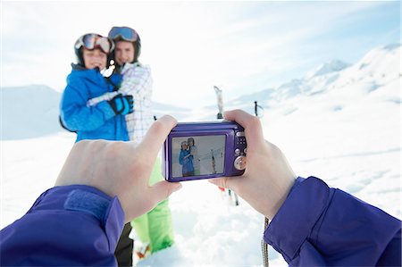 skiwear - Sister photographing siblings in snow, Les Arcs, Haute-Savoie, France Foto de stock - Sin royalties Premium, Código: 649-07118137