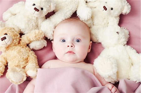 simsearch:649-07118168,k - Baby girl lying surrounded by soft toys Foto de stock - Sin royalties Premium, Código: 649-07118158