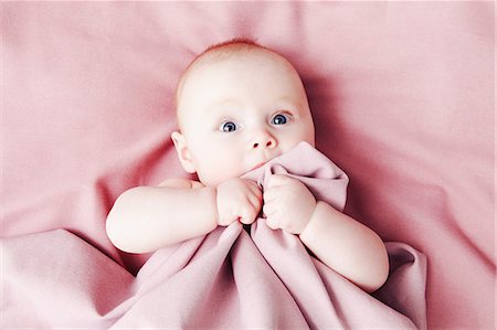 Baby girl on pink blanket Foto de stock - Sin royalties Premium, Código: 649-07118159