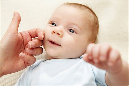 rassurant - Mother touching baby boy's cheek Photographie de stock - Premium Libres de Droits, Code: 649-07118165