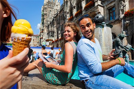 europe - Couple and woman with ice cream, Munich Marienplatz, Munich, Germany Photographie de stock - Premium Libres de Droits, Code: 649-07118251