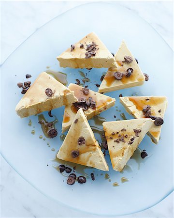 dessert plate garnish - Plate of coffee and ice cream slices with amarillo Stock Photo - Premium Royalty-Free, Code: 649-07118263