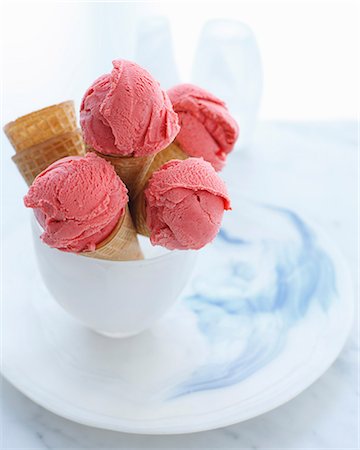 simsearch:649-07119300,k - Bowl of ice cream cones filled with strawberry ice cream Stock Photo - Premium Royalty-Free, Code: 649-07118272