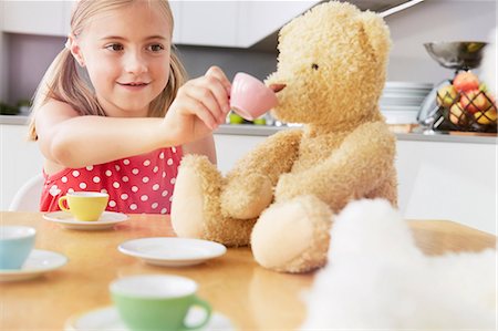 Girl having tea party with soft toys Foto de stock - Royalty Free Premium, Número: 649-07118298