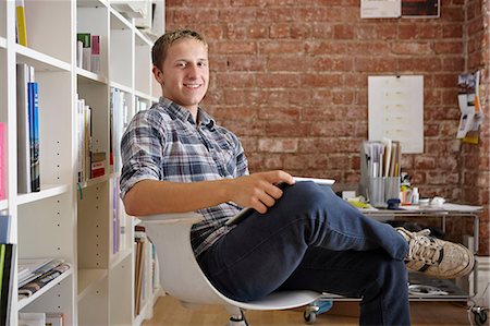 employés de bureau - Portrait of young man sitting on chair using digital tablet Photographie de stock - Premium Libres de Droits, Code: 649-07118327