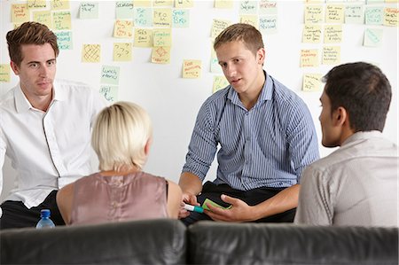 postit - Colleagues having discussion Foto de stock - Sin royalties Premium, Código: 649-07118370