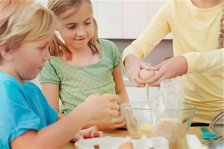 Children baking, breaking eggs into bowl Photographie de stock - Premium Libres de Droits, Code: 649-07118387