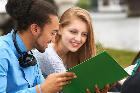 Two college students reading book Photographie de stock - Premium Libres de Droits, Code: 649-07118417