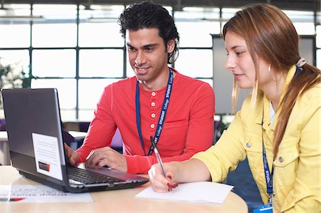 Two college students using laptop Photographie de stock - Premium Libres de Droits, Code: 649-07118419