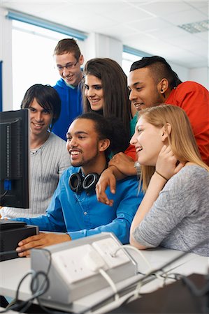 projecting (cast image onto surface) - Group of college students using computer Foto de stock - Sin royalties Premium, Código: 649-07118410