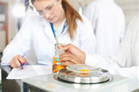 Chemistry students weighing chemicals on scales Photographie de stock - Premium Libres de Droits, Code: 649-07118434