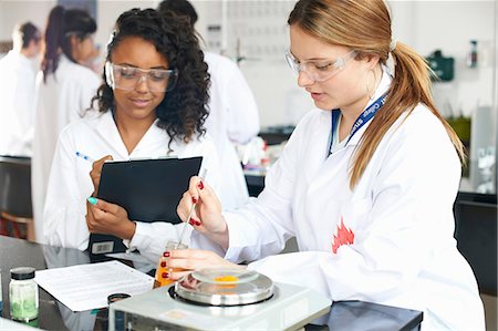 Chemistry students weighing chemicals on scales Photographie de stock - Premium Libres de Droits, Code: 649-07118436