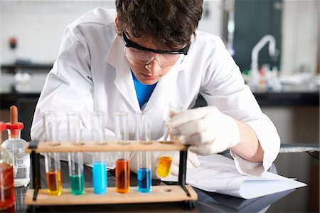 estudiante universitario - Chemistry student doing experiment Foto de stock - Sin royalties Premium, Código: 649-07118446