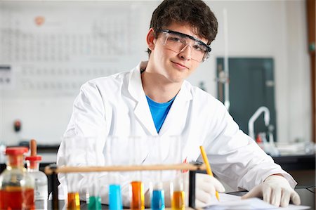 Chemistry student doing experiment Foto de stock - Sin royalties Premium, Código: 649-07118448