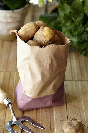 Raw potatoes in brown paper bag Photographie de stock - Premium Libres de Droits, Code: 649-07118456