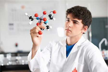 students teenagers - Young man holding molecular model Foto de stock - Sin royalties Premium, Código: 649-07118452