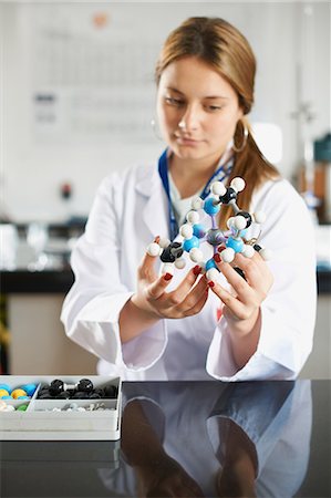 simsearch:649-07118448,k - Teenage girl holding molecular model Foto de stock - Sin royalties Premium, Código: 649-07118453