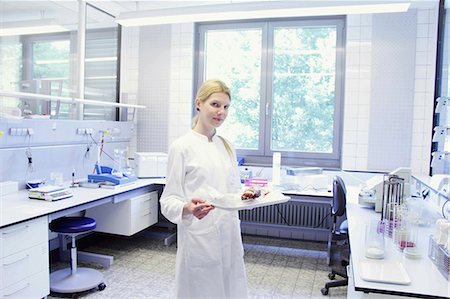 Scientist with tray looking at camera Photographie de stock - Premium Libres de Droits, Code: 649-07118477