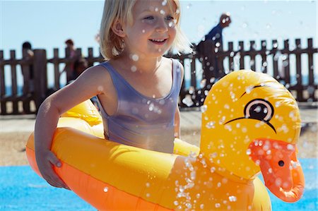 Child with duck-shaped float in pool Photographie de stock - Premium Libres de Droits, Code: 649-07118494