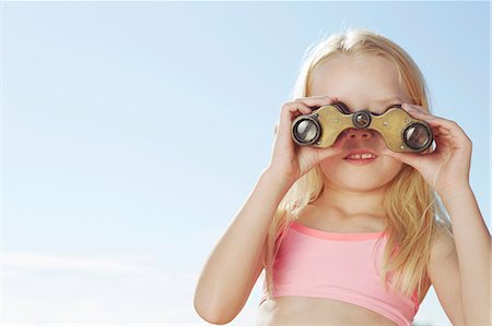 simsearch:649-07118487,k - Girl looking through binoculars Photographie de stock - Premium Libres de Droits, Code: 649-07118502