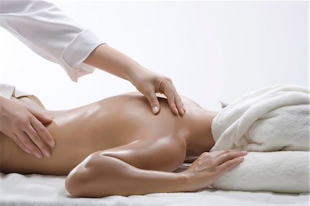espalda - Person massaging woman's shoulder Foto de stock - Sin royalties Premium, Código: 649-07118672