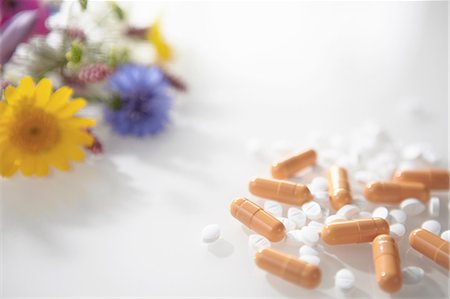 pictures of medicines tablet and capsule - Hayfever tablets with wild flowers Stock Photo - Premium Royalty-Free, Code: 649-07118718