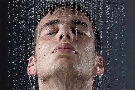 face, eyes closed, looking up - Young man covered with water droplets Photographie de stock - Premium Libres de Droits, Code: 649-07118743