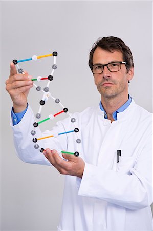 simsearch:649-07118832,k - Portrait of scientist with dna molecular model Photographie de stock - Premium Libres de Droits, Code: 649-07118819