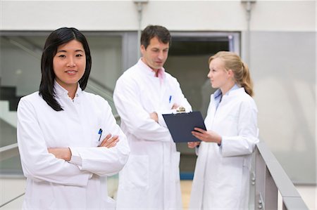 schutzkleidung - Group of  scientists in atrium with clipboard Foto de stock - Sin royalties Premium, Código: 649-07118836