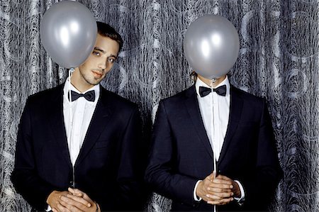 simsearch:649-07118888,k - Two young men hiding behind balloons Fotografie stock - Premium Royalty-Free, Codice: 649-07118875