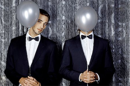 funny face - Two young men hiding behind balloons Photographie de stock - Premium Libres de Droits, Code: 649-07118875