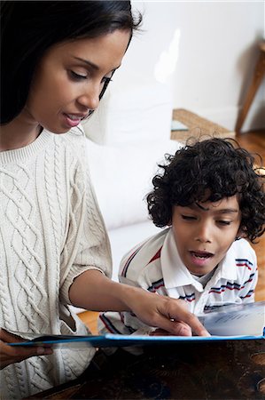 parent reading child - Mother and son looking at book Foto de stock - Sin royalties Premium, Código: 649-07118926