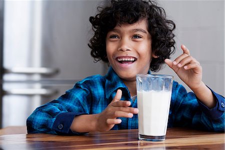 Portrait of boy with glass of milk Foto de stock - Sin royalties Premium, Código: 649-07118947