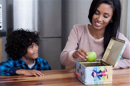 Mother and son packing lunch box Foto de stock - Sin royalties Premium, Código: 649-07118951