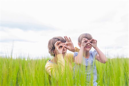 espion - Mother with daughter making pretend binoculars with hands Photographie de stock - Premium Libres de Droits, Code: 649-07118990