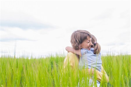 family outdoors not senior - Mother and daughter hugging in field Photographie de stock - Premium Libres de Droits, Code: 649-07118991