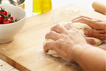 Hands kneading dough Foto de stock - Sin royalties Premium, Código: 649-07119018