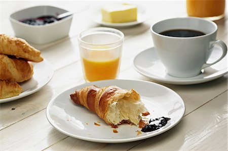 Breakfast with croissant, coffee and orange juice Fotografie stock - Premium Royalty-Free, Codice: 649-07119026