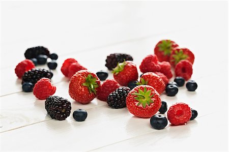 Strawberries, raspberries, blackberries and blueberries still life Foto de stock - Sin royalties Premium, Código: 649-07119021